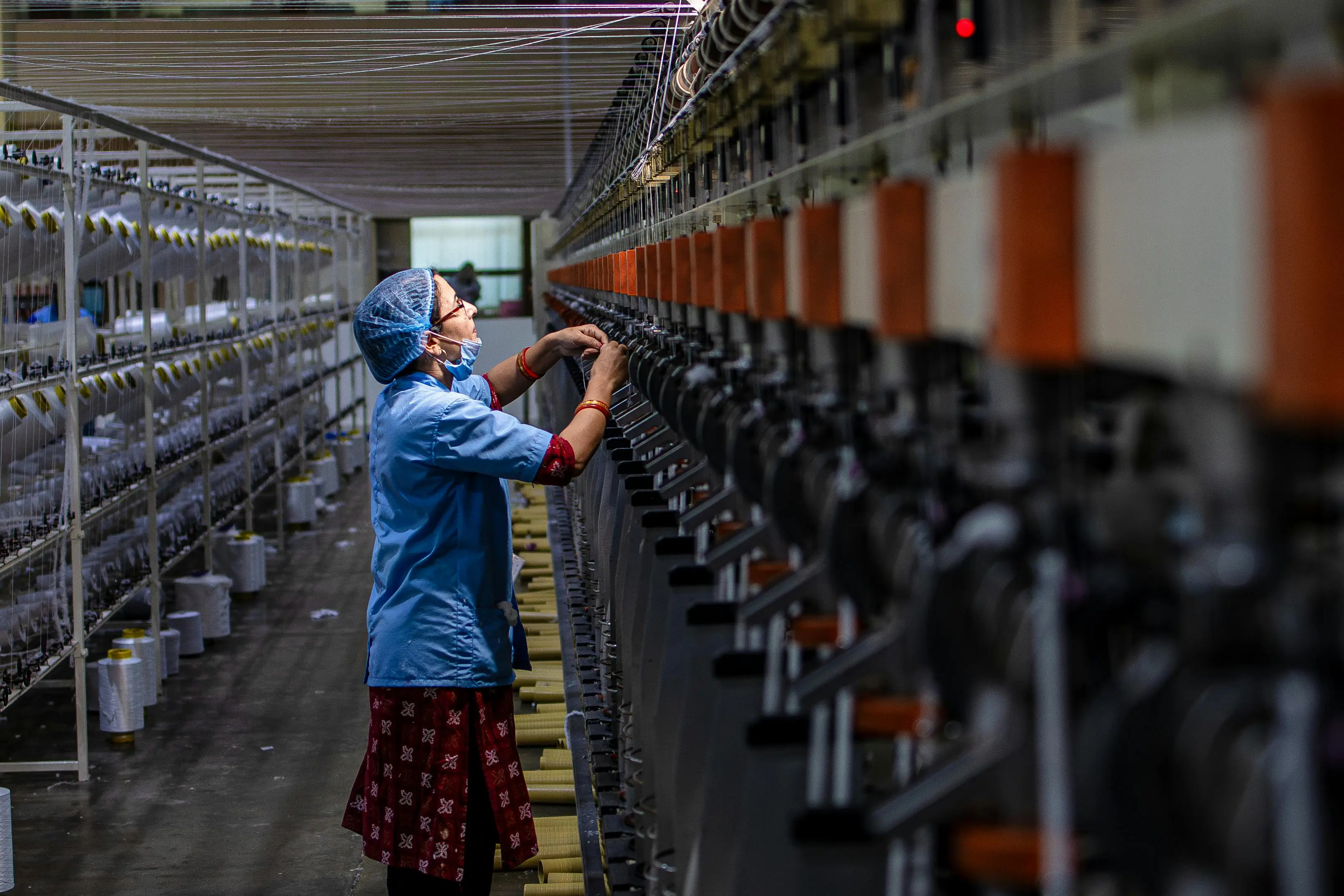 Manos intercambiando dinero